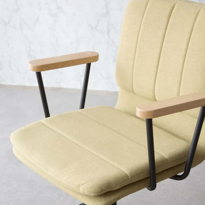 Banak Aiko Chaise de bureau rembourrée mustard avec accoudoirs et roulettes