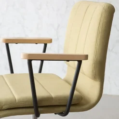 Banak Aiko Chaise de bureau rembourrée mustard avec accoudoirs et roulettes