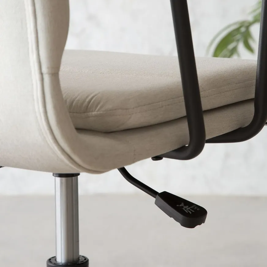 Banak Aiko Chaise de bureau rembourrée beige avec accoudoirs et roulettes