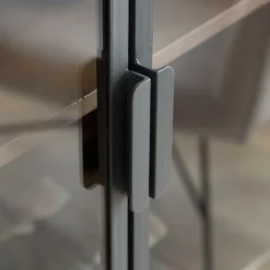 Banak Baltic Vitrine en bois massif et métal