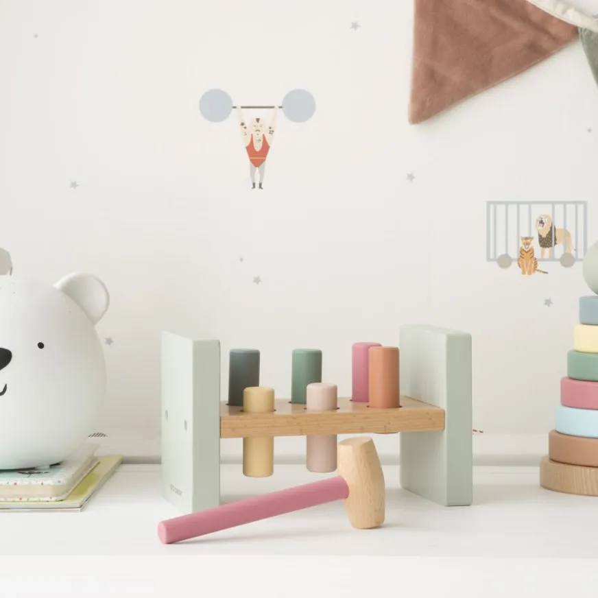 Enfant Banak Edvin Banque avec un marteau