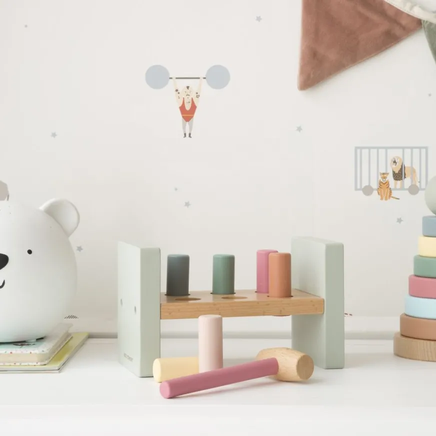 Enfant Banak Edvin Banque avec un marteau