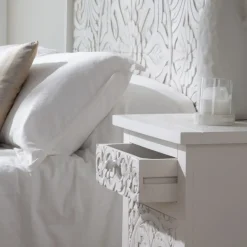 Banak Indira Table de nuit blanche en bois massif sculpté de manguier