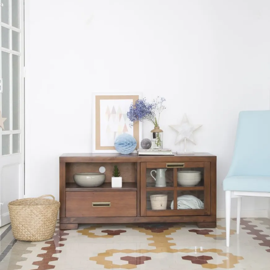 Banak Kenia Meuble tv petit en bois de teck de couleur.