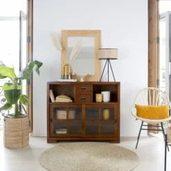 Banak Kenia Vitrine étroite en bois couleur teck.