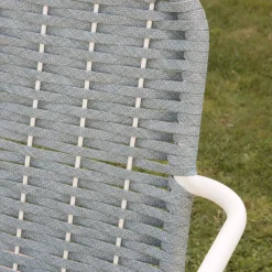 Banak Mink Chaise de jardin en corde de couleur tourmaline et en aluminium blanc