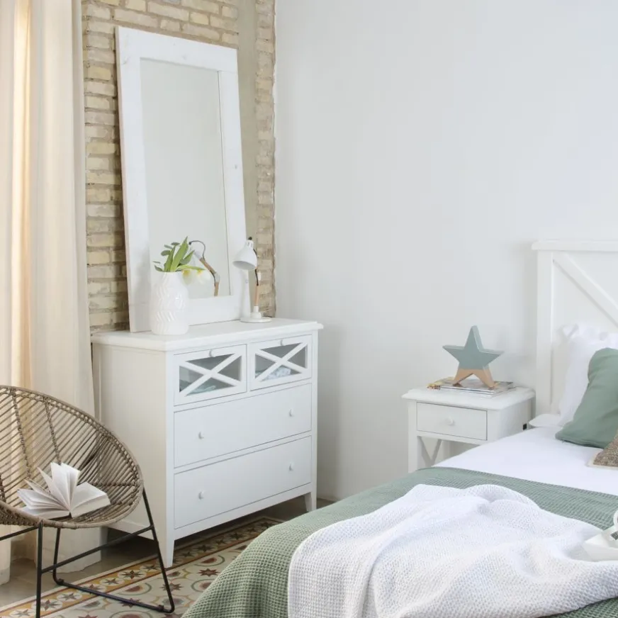 Enfant Banak Niza Commode en bois laqué blanc