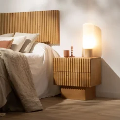 Banak Nolan Mesita de noche de madera maciza de mango